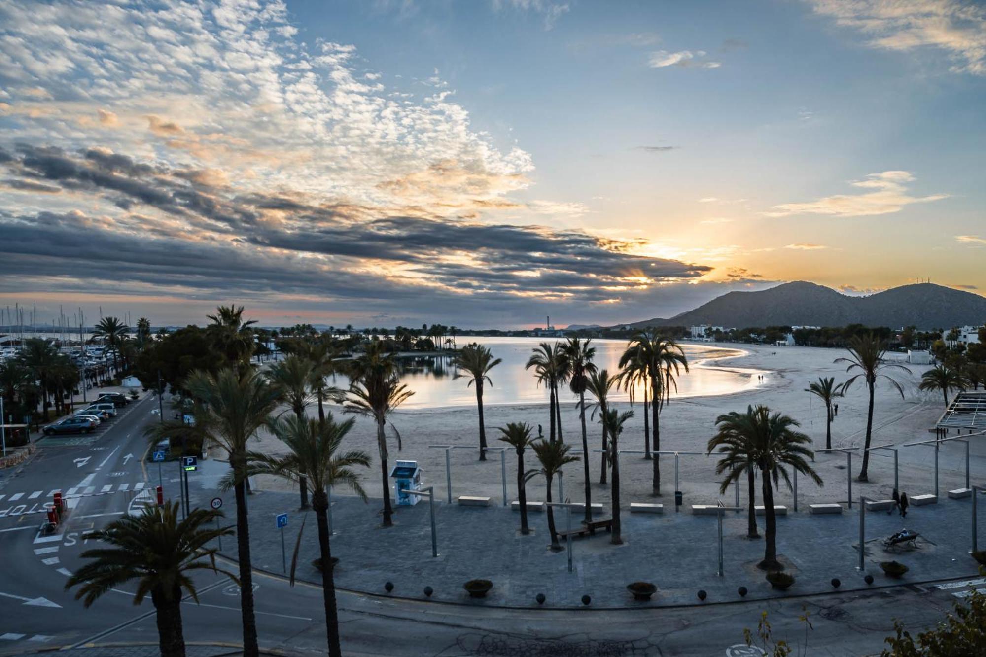 Luxury Sea View Apartment In Puerto De Alcudia Exteriör bild